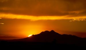 Preview wallpaper sunset, sun, slope, sky, clouds