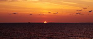 Preview wallpaper sunset, sun, water, horizon, glare