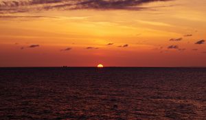 Preview wallpaper sunset, sun, water, horizon, glare