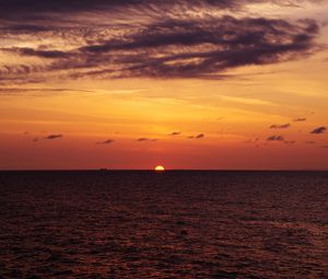 Preview wallpaper sunset, sun, water, horizon, glare