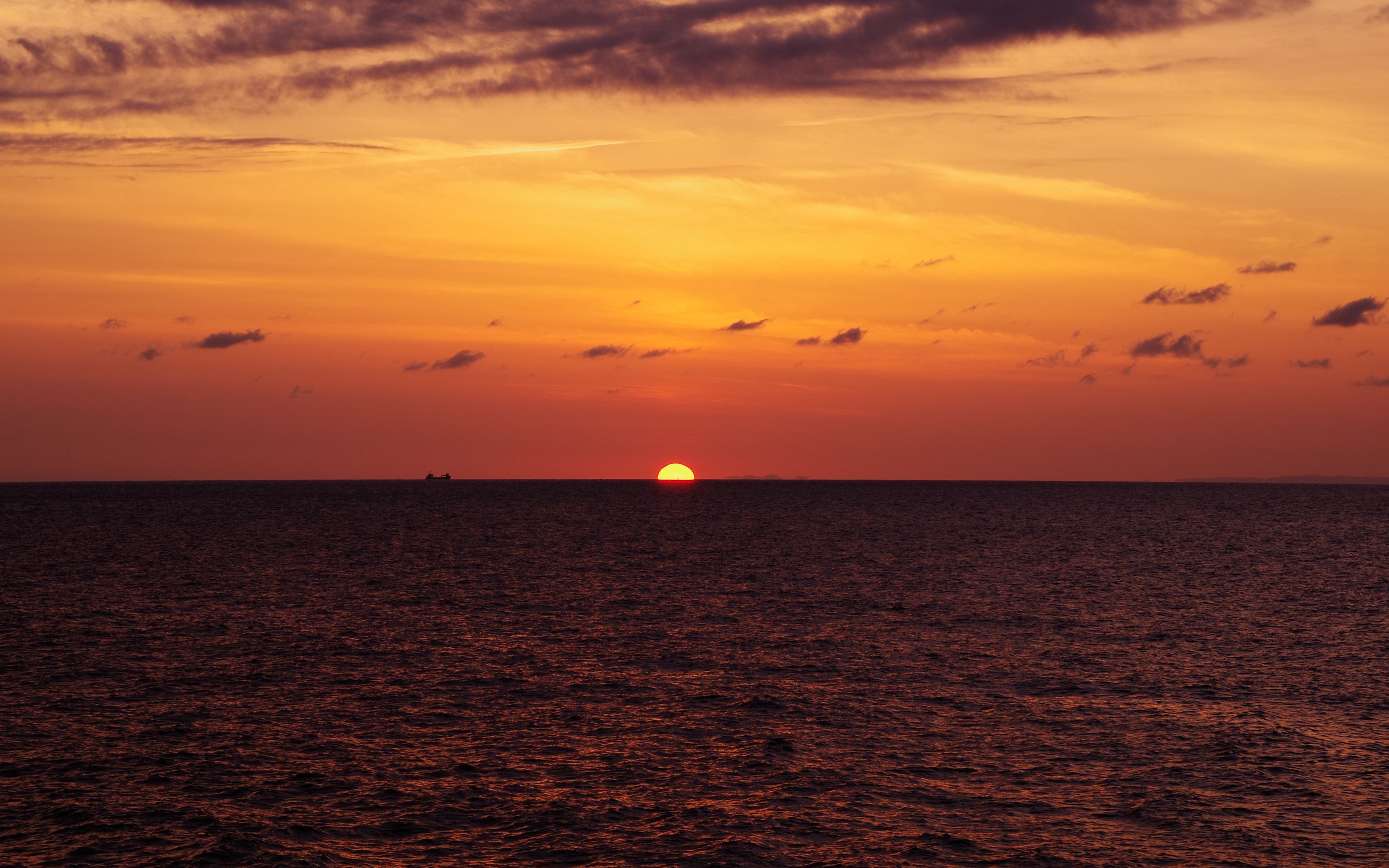 Download Wallpaper 3840x2400 Sunset Sun Water Horizon Glare 4k