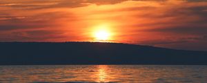 Preview wallpaper sunset, sun, water, island, horizon