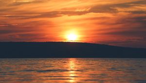 Preview wallpaper sunset, sun, water, island, horizon