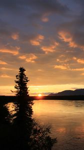 Preview wallpaper sunset, tree, horizon, mountains