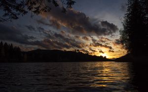 Preview wallpaper sunset, water, river, glare