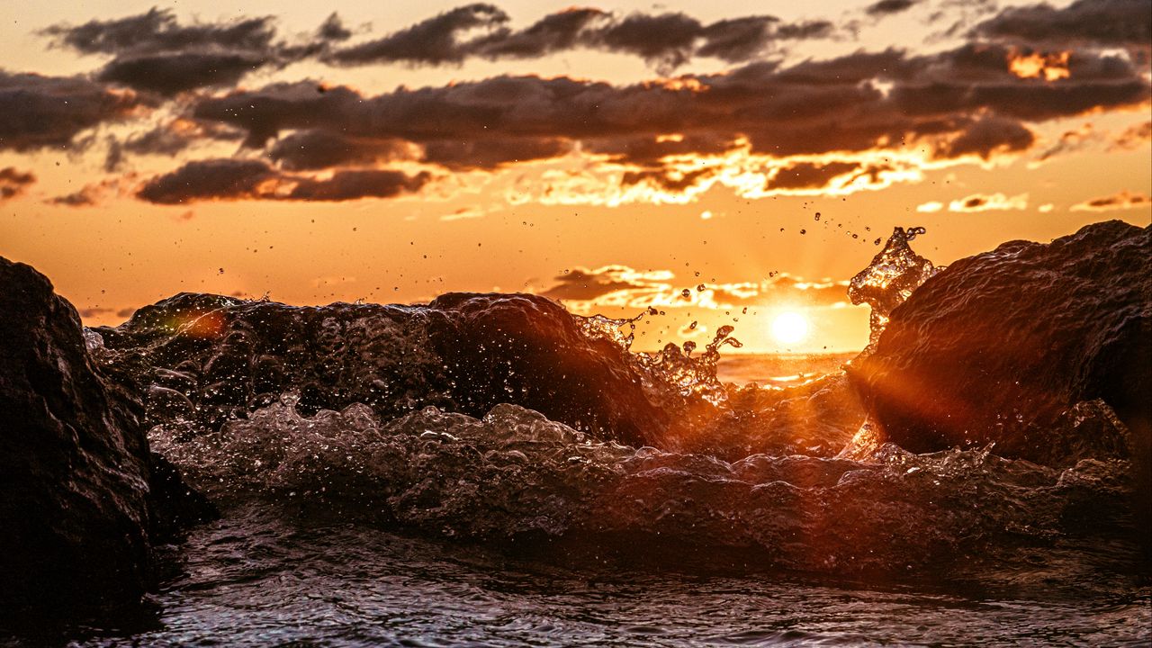 Wallpaper sunset, waves, spray, splash, water