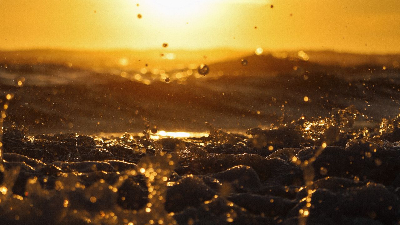 Wallpaper sunset, waves, spray, water, sea