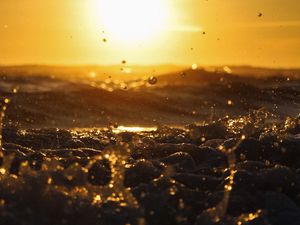 Preview wallpaper sunset, waves, spray, water, sea