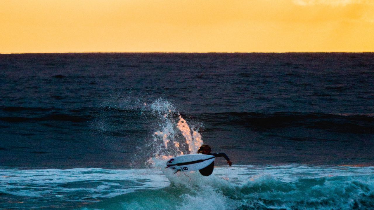 Wallpaper surfer, surfing, wave, horizon, sunset