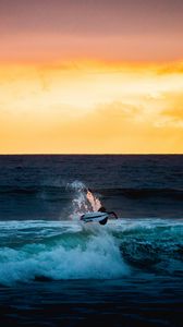 Preview wallpaper surfer, surfing, wave, horizon, sunset
