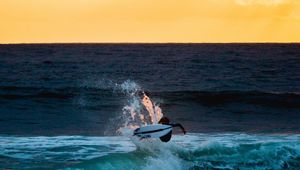 Preview wallpaper surfer, surfing, wave, horizon, sunset