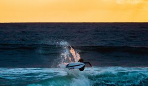 Preview wallpaper surfer, surfing, wave, horizon, sunset