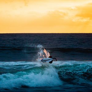 Preview wallpaper surfer, surfing, wave, horizon, sunset