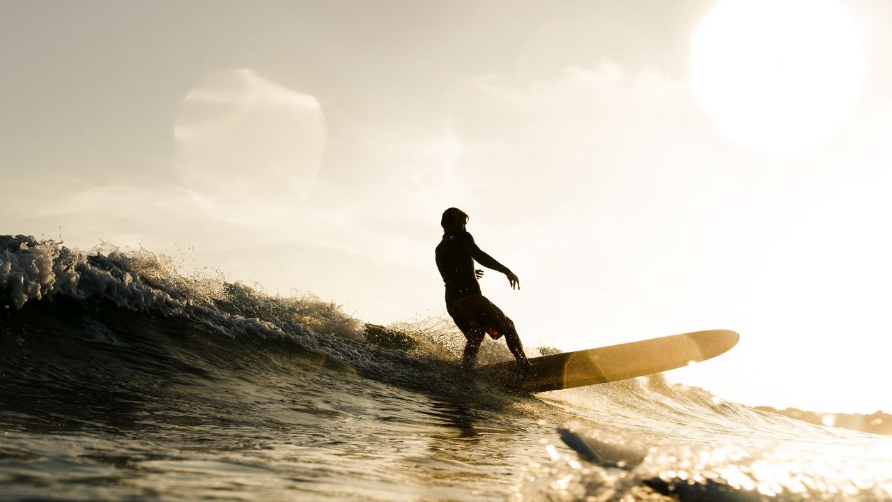 Wallpaper surfer, surfing, waves, sunset, glare, bokeh
