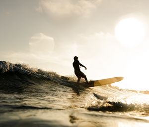 Preview wallpaper surfer, surfing, waves, sunset, glare, bokeh