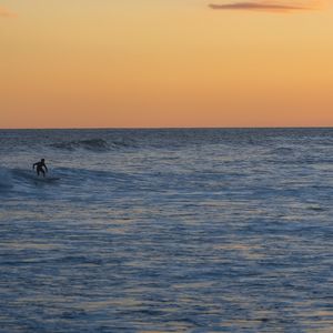 Preview wallpaper surfer, surfing, waves, ocean, sunset, dusk