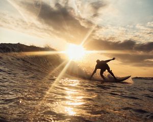 Preview wallpaper surfer, wave, sun, ocean, sunlight, glare