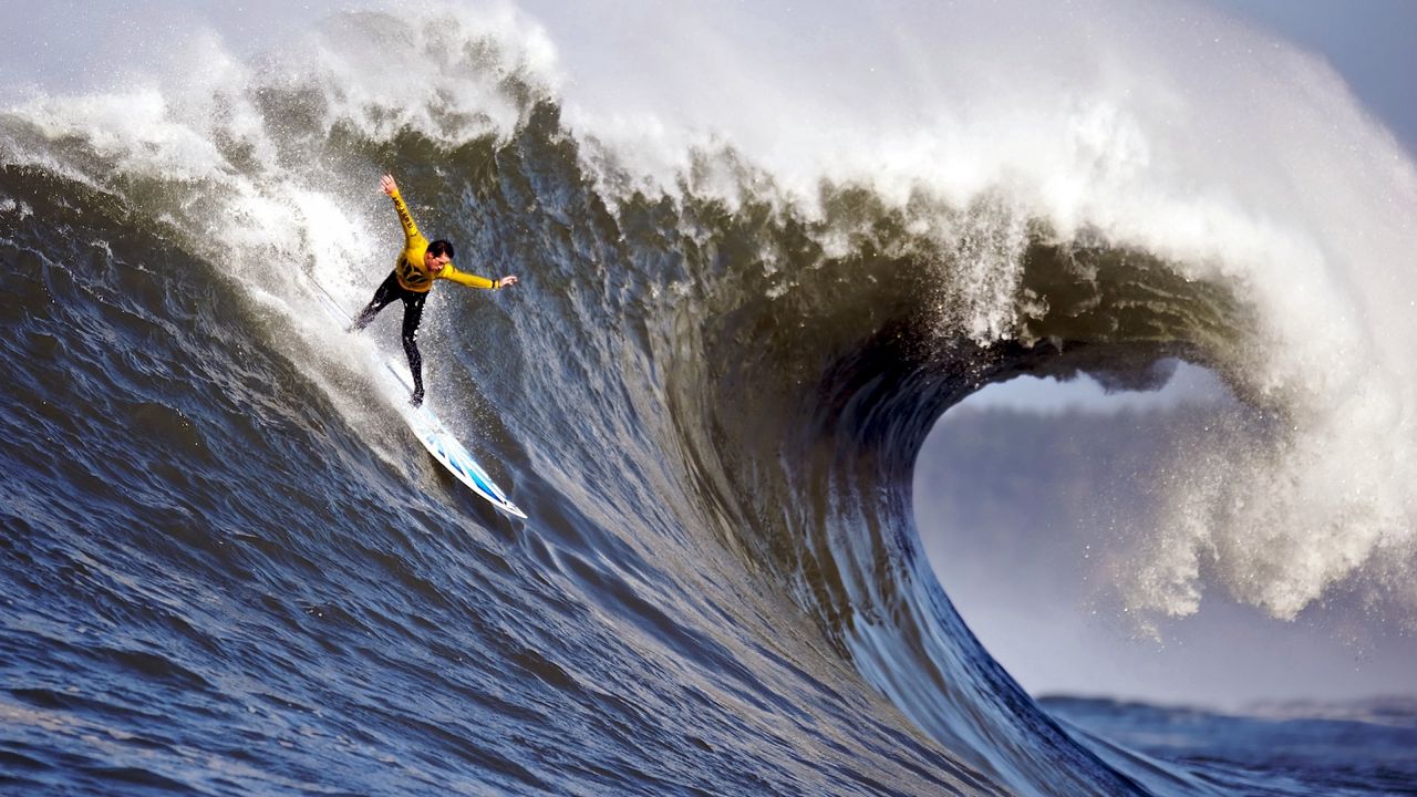 Wallpaper surfing, guy, wave, splashes, crest, extreme, hands, balance
