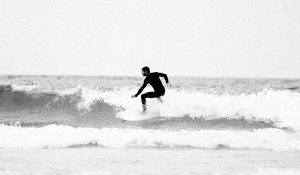 Preview wallpaper surfing, waves, bw