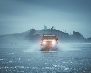 Preview wallpaper suv, car, fog, water