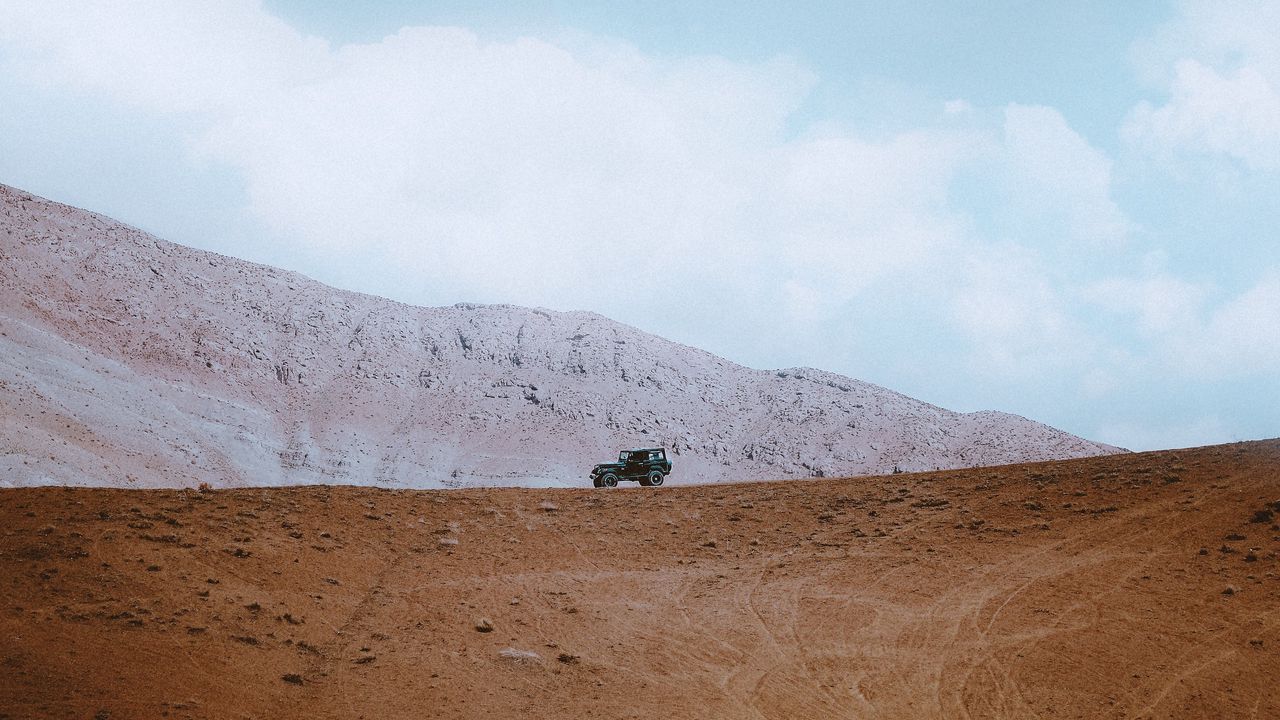 Wallpaper suv, car, slope, horizon, sand