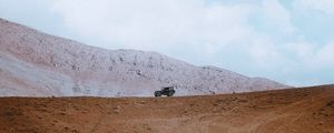 Preview wallpaper suv, car, slope, horizon, sand