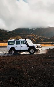 Preview wallpaper suv, lake, trip, travel, landmannalaugar, iceland