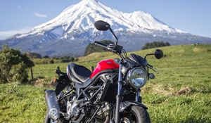 Preview wallpaper suzuki, bike, motorcycle, side view, mountains