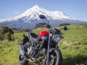 Preview wallpaper suzuki, bike, motorcycle, side view, mountains