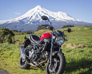 Preview wallpaper suzuki, bike, motorcycle, side view, mountains