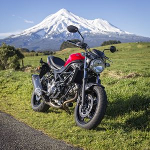 Preview wallpaper suzuki, bike, motorcycle, side view, mountains