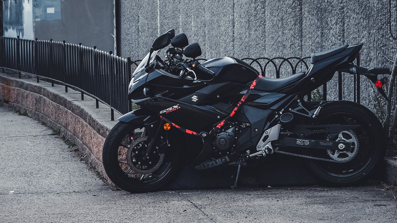 1366x768 Wallpaper suzuki, motorcycle, bike, black, parking