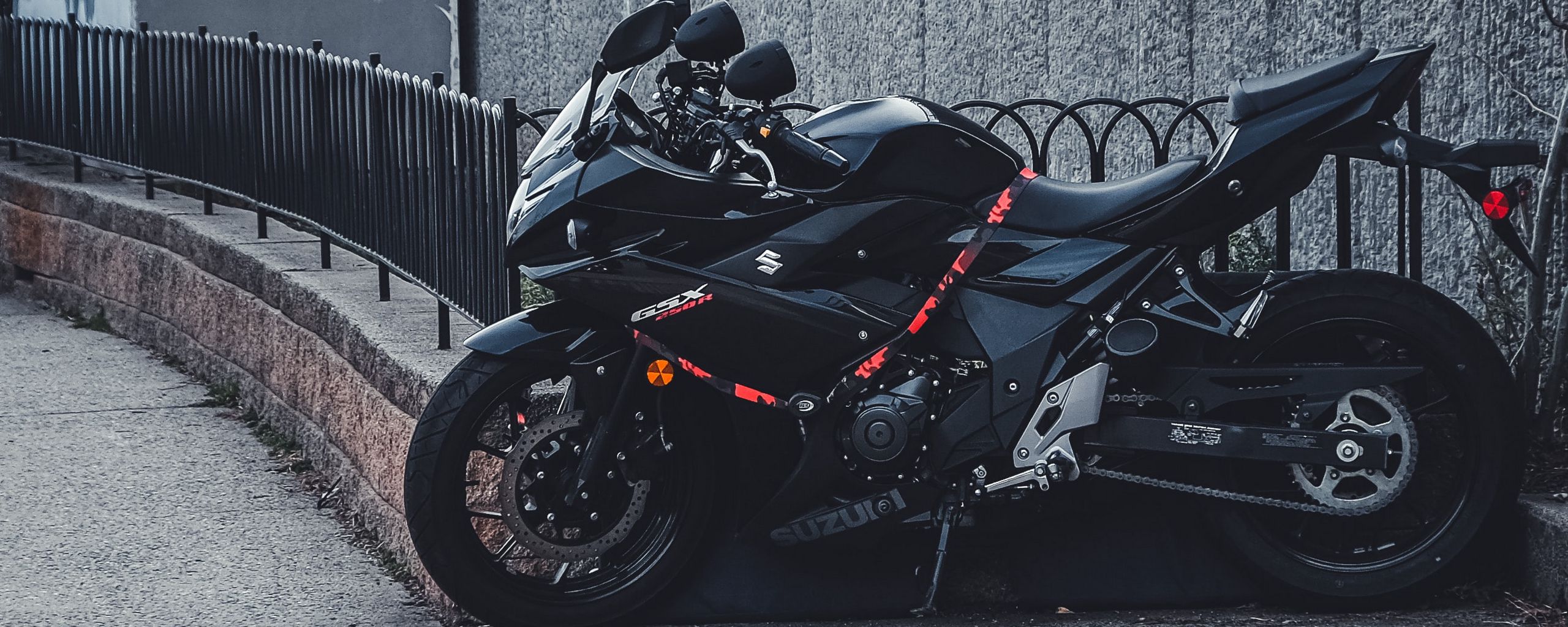 2560x1024 Wallpaper suzuki, motorcycle, bike, black, parking