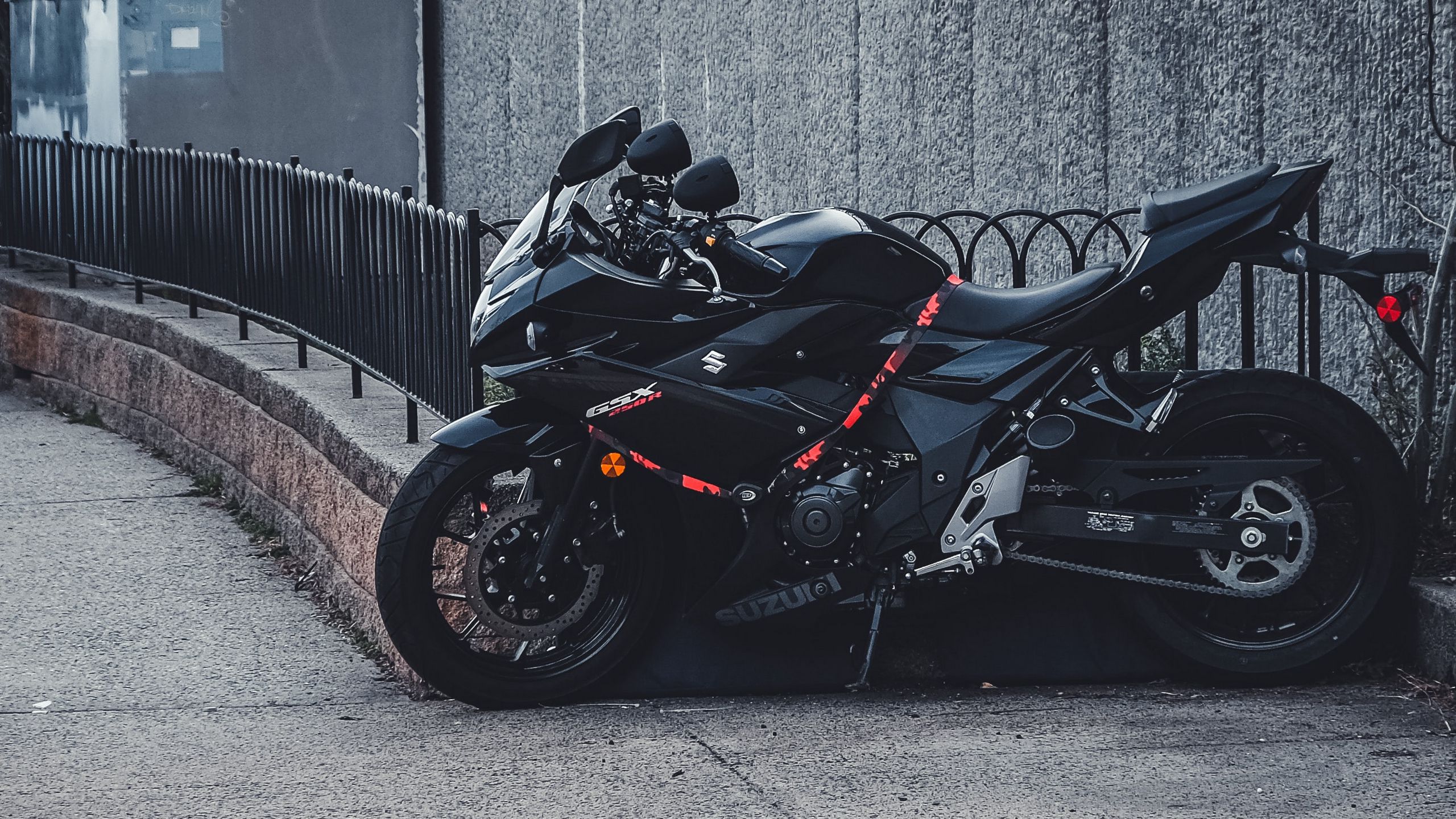 2560x1440 Wallpaper suzuki, motorcycle, bike, black, parking