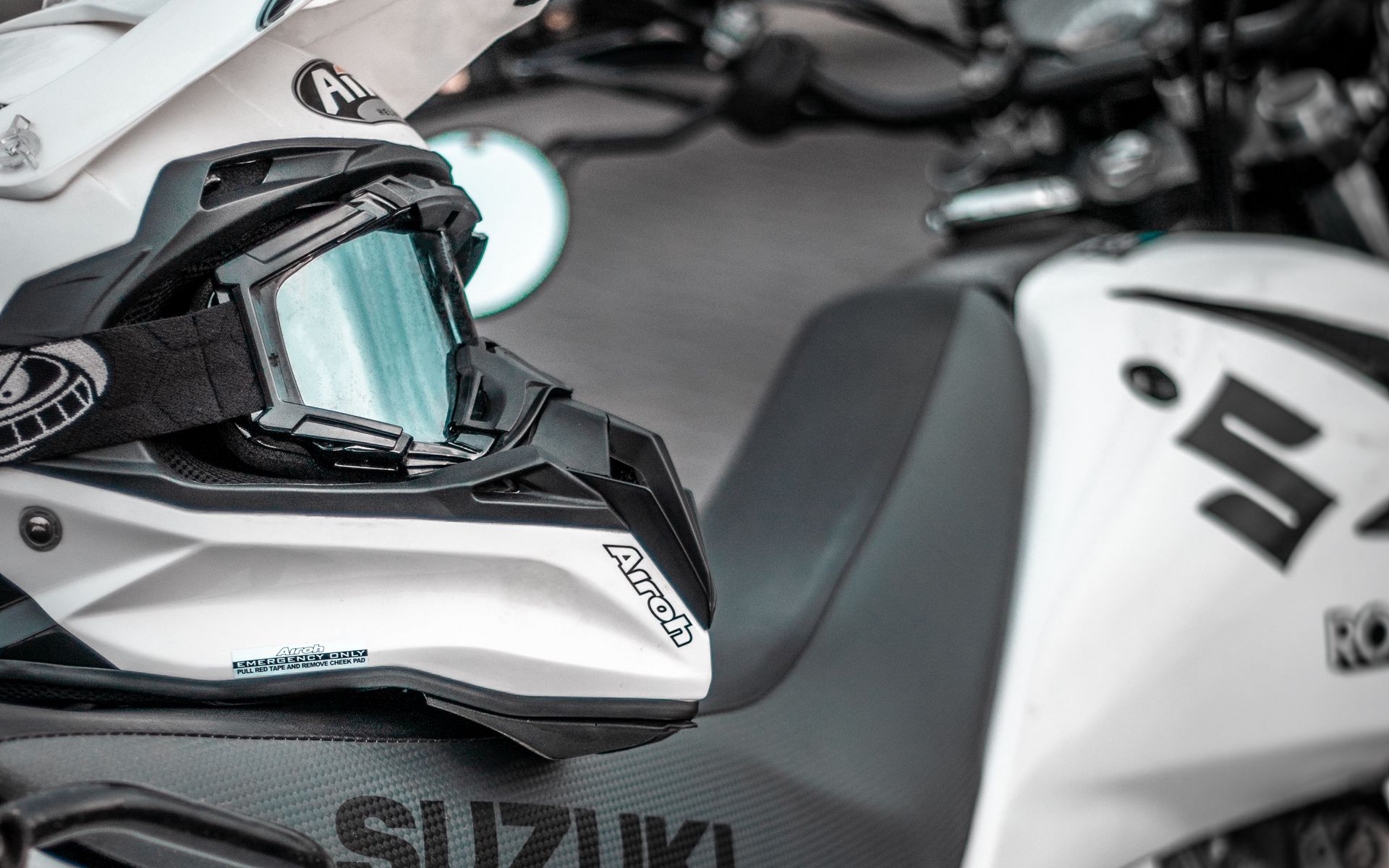 Download wallpaper 1920x1200 suzuki, motorcycle, helmet, bike
