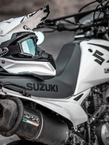 Preview wallpaper suzuki, motorcycle, helmet, bike