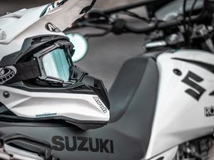 Preview wallpaper suzuki, motorcycle, helmet, bike