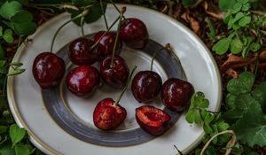 Preview wallpaper sweet cherry, cherry, berry, plate, fruit