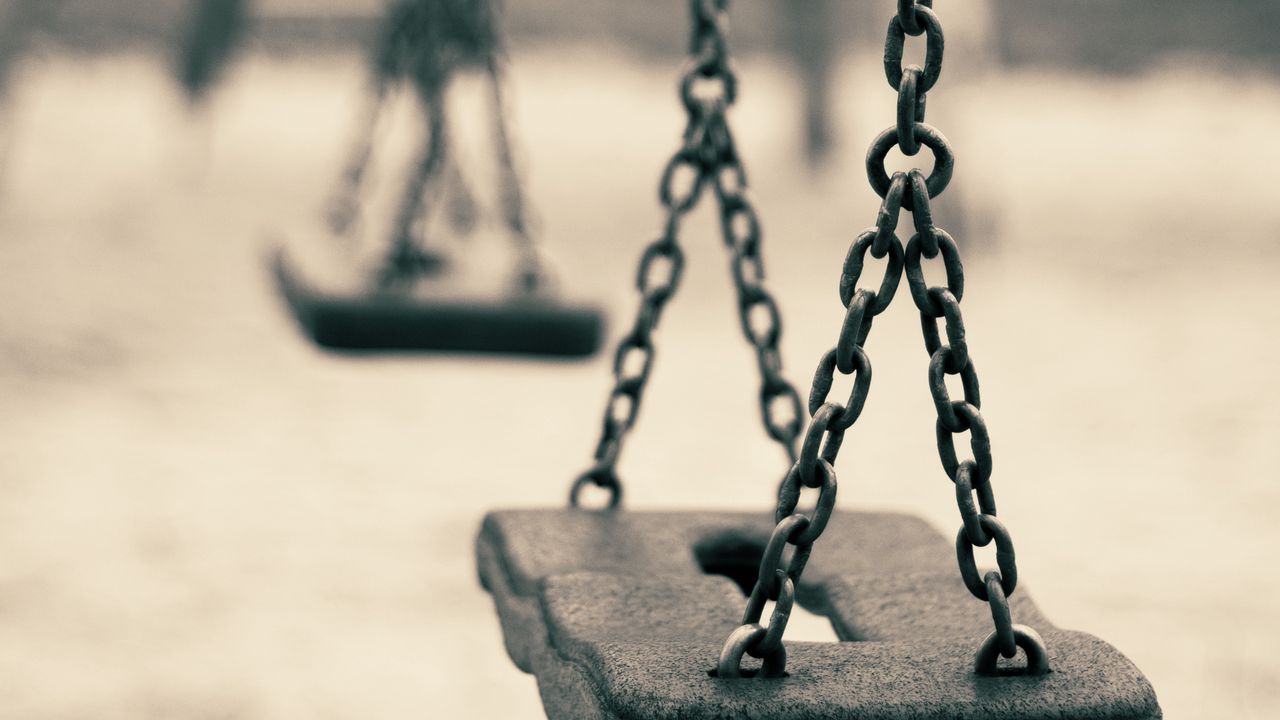 Wallpaper swing, chain, close-up, blurred