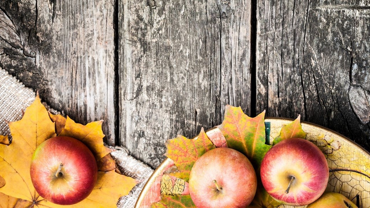 Wallpaper table, apple, leaves
