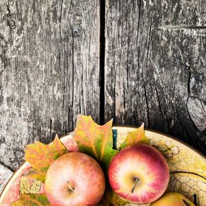 Preview wallpaper table, apple, leaves