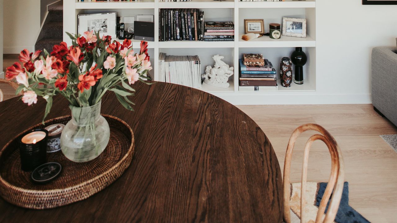 Wallpaper table, bouquet, shelf, books, interior