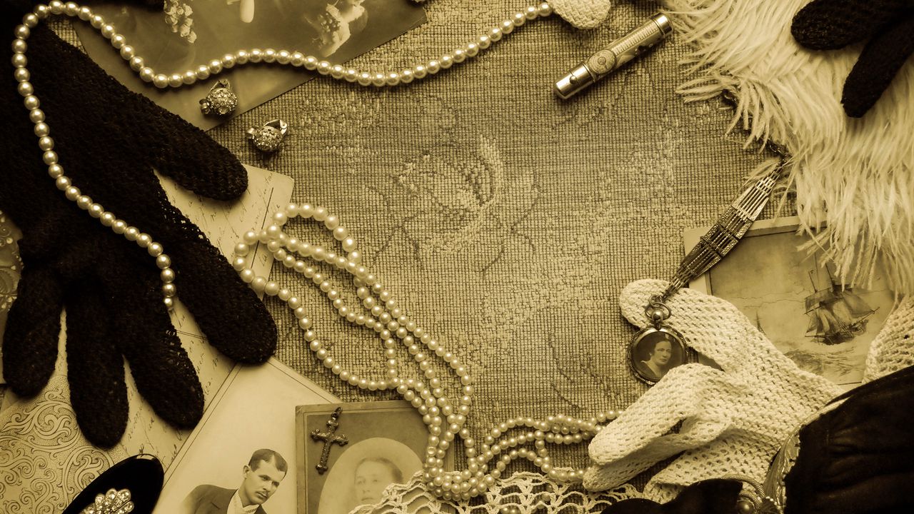 Wallpaper table, retro, accessories, beads