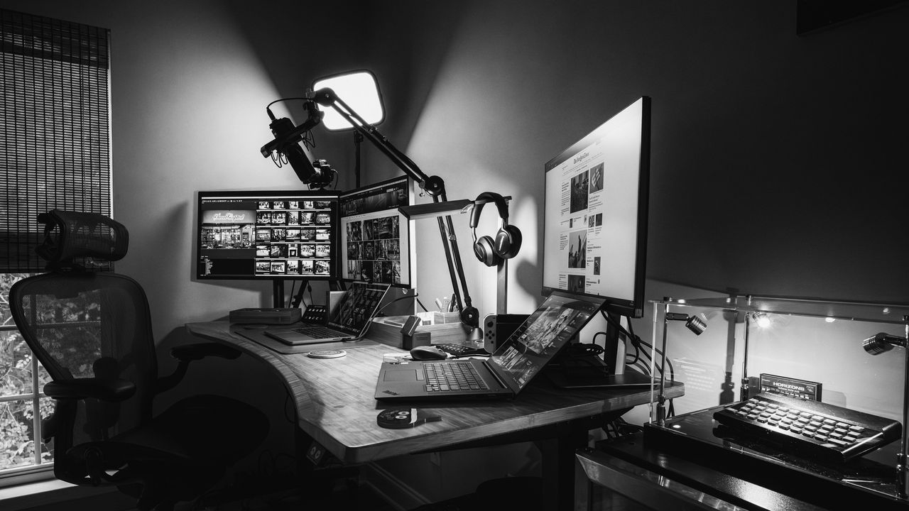 Wallpaper table, screens, chair, black and white