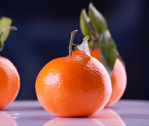 Preview wallpaper tangerines, fruit, branch, reflection