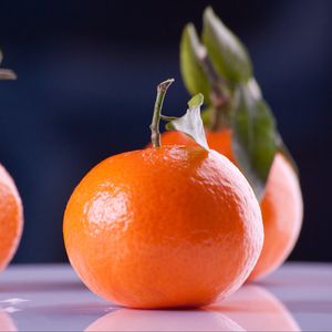 Preview wallpaper tangerines, fruit, branch, reflection