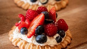 Preview wallpaper tart, cream, berries, dessert