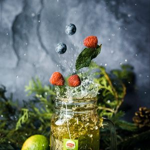 Preview wallpaper tea, berries, fruit, splash, drink