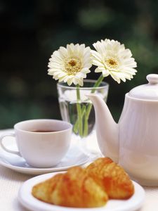 Preview wallpaper tea, croissant, service