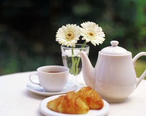 Preview wallpaper tea, croissant, service